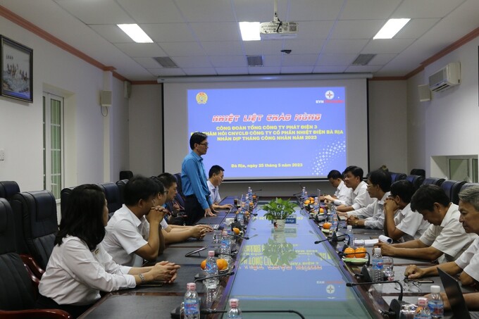 Đ/c Vũ Quang Sáng – Chủ tịch Công đoàn Tổng Công ty phát biểu tại buổi làm việc