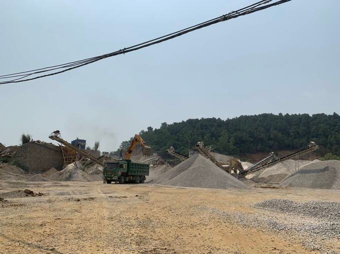 Xử lý nghiêm theo quy định của pháp luật đối với tình trạng “găm hàng”, liên kết giữa các chủ mỏ vật liệu để nâng giá, làm ảnh hưởng đến thi công dự án.