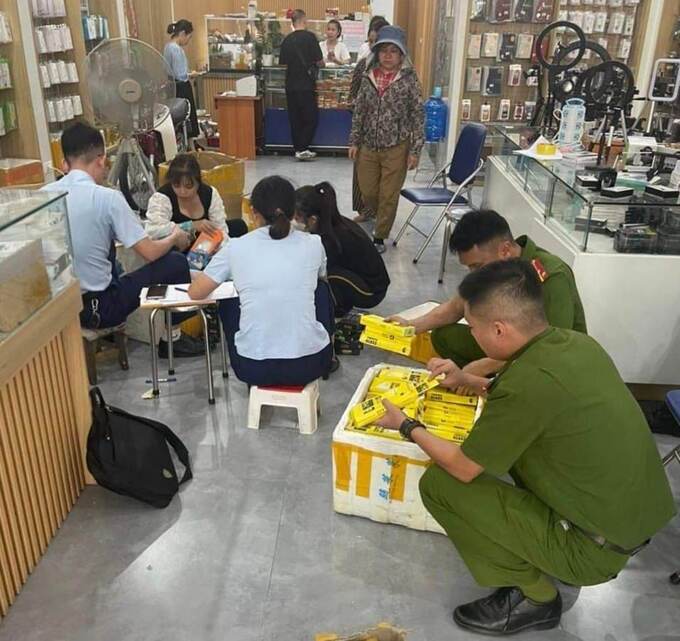 Lực lượng chức năng Nghệ An đã phát hiện và thu giữ hàng nghìn phụ kiện điện thoại tại cửa hàng do ông Nguyễn Xuân Lâm, TP Vinh làm chủ.