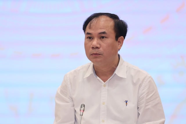 Thứ trưởng Bộ Xây dựng Nguyễn Văn Sinh trả lời báo chí tại họp báo Chính phủ thường kỳ tháng 5. Ảnh: VGP