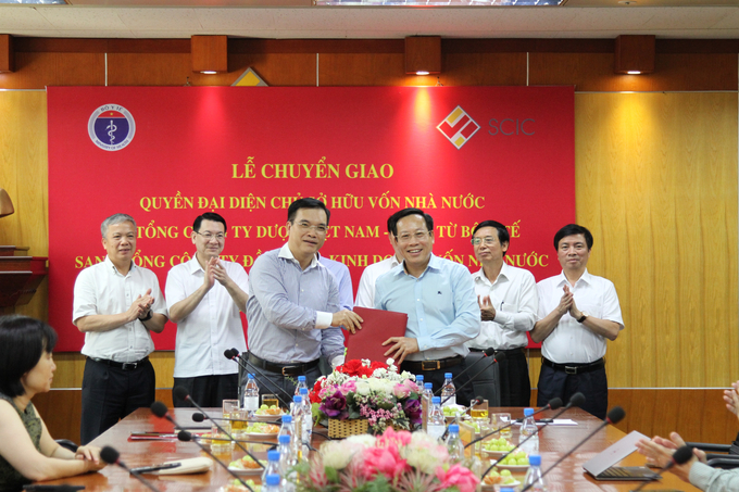 Ông Lê Đức Luận - Thứ trưởng Bộ Y tế và ông Nguyễn Chí Thành - Chủ tịch HĐTV SCIC ký biên bản Chuyển giao