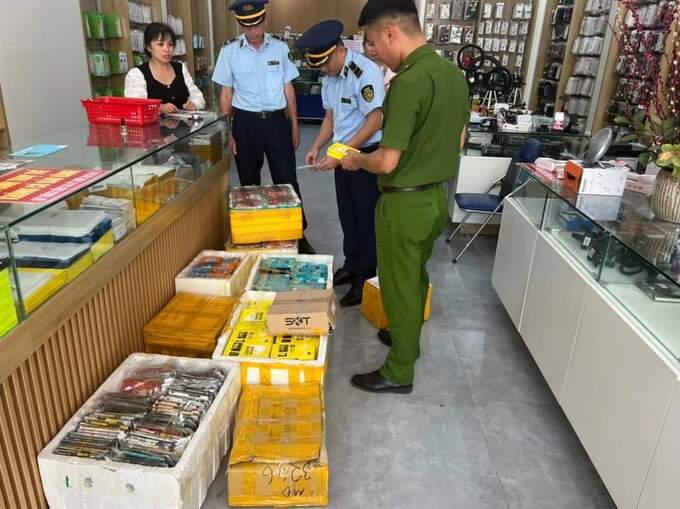 Lực lượng chức năng Nghệ An kiểm tra và tịch thu nhiều linh phụ kiện điện thoại không có hóa đơn, không rõ nguồn gốc xuất xứ tại 1 cửa hàng tại TP Vinh.