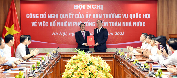 Phó chủ tịch Quốc hội Nguyễn Đức Hải trao quyết định bổ nhiệm phó tổng Kiểm toán Nhà nước cho ông Bùi Quốc Dũng - Ảnh: KTNN