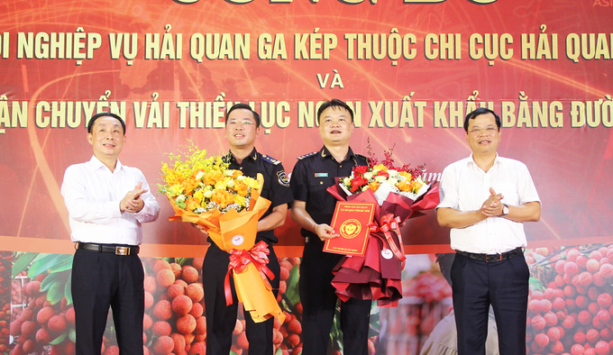 Lãnh đạo tỉnh Bắc Giang, Tổng cục Hải quan tặng hoa chúc mừng thành lập Đội nghiệp vụ Hải quan ga Kép.