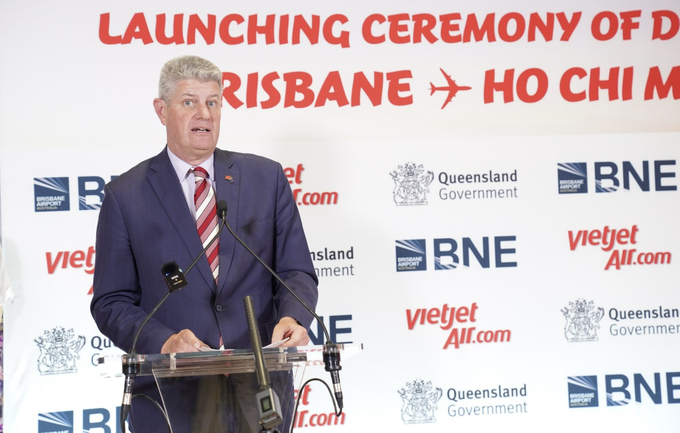 Ông Stirling Hinchliffe – Bộ trưởng Thể thao, Du lịch và Sáng tạo tại Queensland chúc mừng đường bay mới của Vietjet