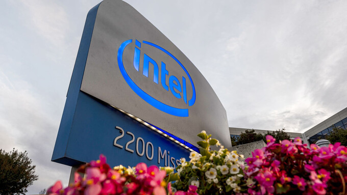 106964487-1634916853119-gettyimages-1236001738-intel-earns-1-474