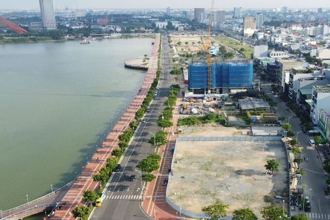 Sở Kế hoạch và Đầu tư Tp. Đà Nẵng vừa ban hành các quyết định chấp thuận chủ trương đầu tư và chấp thuận điều chỉnh chủ trương đầu tư 4 dự án về căn hộ chung cư, khách sạn và toà nhà văn phòng cho thuê.