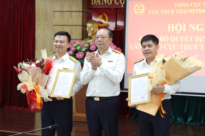 Phó tổng cục trưởng Vũ Xuân Bách trao Quyết định cho Phó cục trưởng Cục Thuế Tp.HCM Giang Văn Hiển và Phó cục trưởng phụ trách Cục Thuế Tp.HCM Thái Minh Giao.