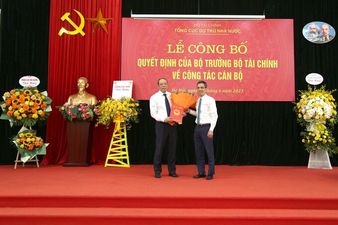 Thứ trưởng Võ Thành Hưng (bên phải) trao quyết định điều động, bổ nhiệm Phó Tổng cục trưởng và giao quyền Tổng cục trưởng Tổng cục Dự trữ Nhà nước cho ông Vũ Xuân Bách. 