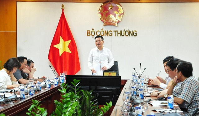 Bộ trưởng Bộ Công Thương Nguyễn Hồng Diên làm việc với các doanh nghiệp đầu mối kinh doanh xăng dầu.