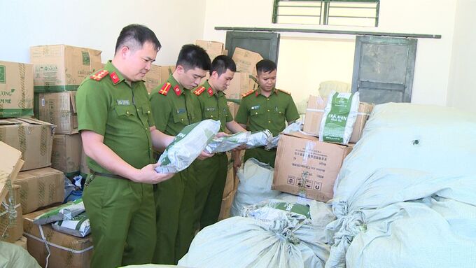 Cơ quan CSĐT Công an thành phố Thanh Hóa đã thu giữ 15 nghìn bao bì giả để đóng trà, 2,7 tấn thành phẩm trà giả các loại.