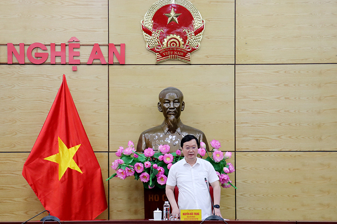 Chủ tịch UBND tỉnh Nghệ An ông Nguyễn Đức Trung chỉ đạo hội nghị.
