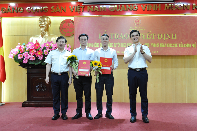 Phó tổng cục trưởng Vũ Chí Hùng trao quyết định cho các tân công chức.