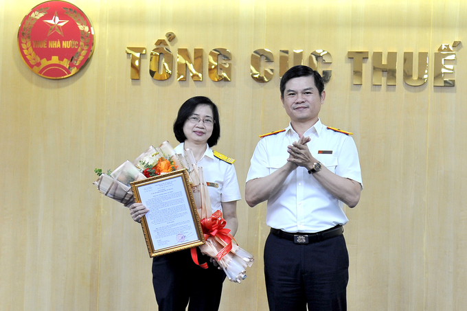 Phó tổng cục trưởng Tổng cục Thuế Vũ Chí Hùng trao Quyết định bổ nhiệm bà Nguyễn Thu Trà giữ chức Vụ trưởng Vụ Quản lý nợ và cưỡng chế nợ thuế.