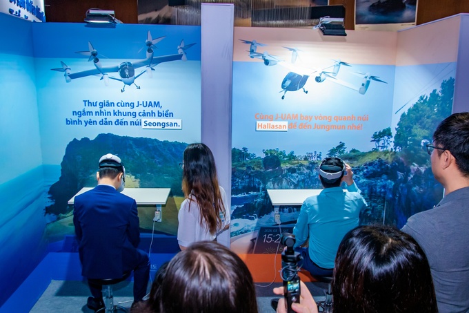 Du khách trải nghiệm công nghệ thực tế ảo, nhìn ngắm các điểm đến nổi bật của đảo Jeju.