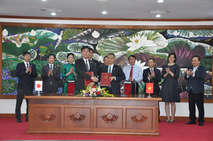 Thứ trưởng Bộ Tài chính Việt Nam Võ Thành Hưng và Trưởng đại diện Cơ quan Hợp tác Quốc tế Nhật Bản Sugano Yuichi ký thỏa thuận cho vay.