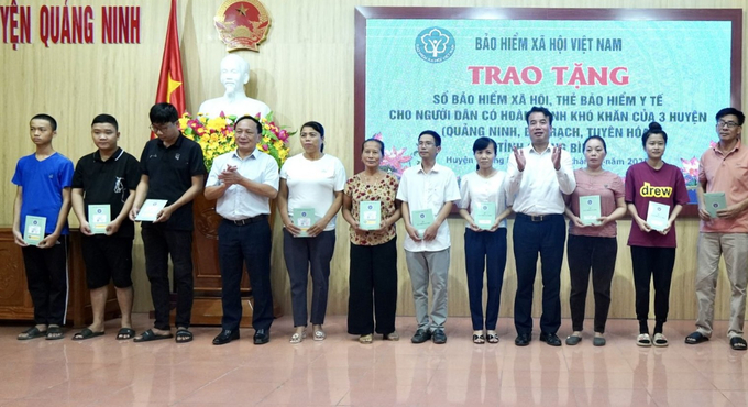 Tổng giám đốc BHXH Việt Nam Nguyễn Thế Mạnh trao tặng sổ BHXH, thẻ BHYT cho người dân có hoàn cảnh khó khăn tại tỉnh Quảng Bình.