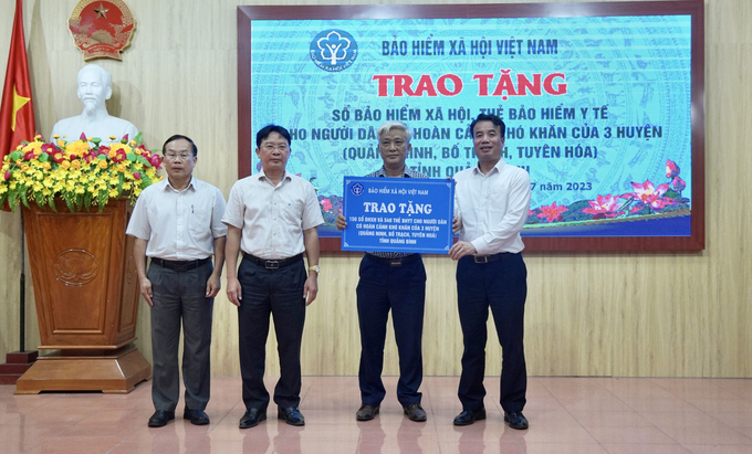 Tổng giám đốc BHXH Việt Nam Nguyễn Thế Mạnh trao tặng sổ BHXH, thẻ BHYT cho người dân có hoàn cảnh khó khăn tại tỉnh Quảng Bình.