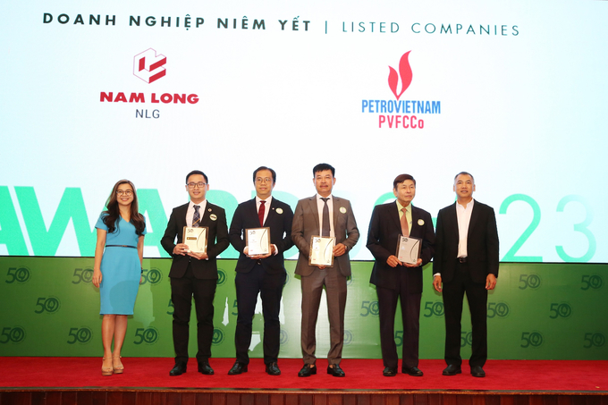 Ông Lê Cự Tân - TGĐ PVFCCo (đứng thứ 3 từ phải sang) nhận danh hiệu Doanh nghiệp phát triển bền vững tiêu biểu 2023
