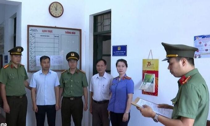 Cơ quan An ninh điều tra đọc lệnh bắt bị can để tạm giam đối với Nguyễn Tiến Lâm (thứ 2 từ bên trái vào). Ảnh Công an Phú Thọ