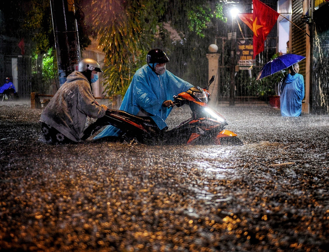 Hình ảnh người dân Tp.HCM khổ sở vì ngập nặng sau mỗi trận mưa hay triều cường đã trở nên quá quen thuộc (Ảnh: Nguyễn Quang).