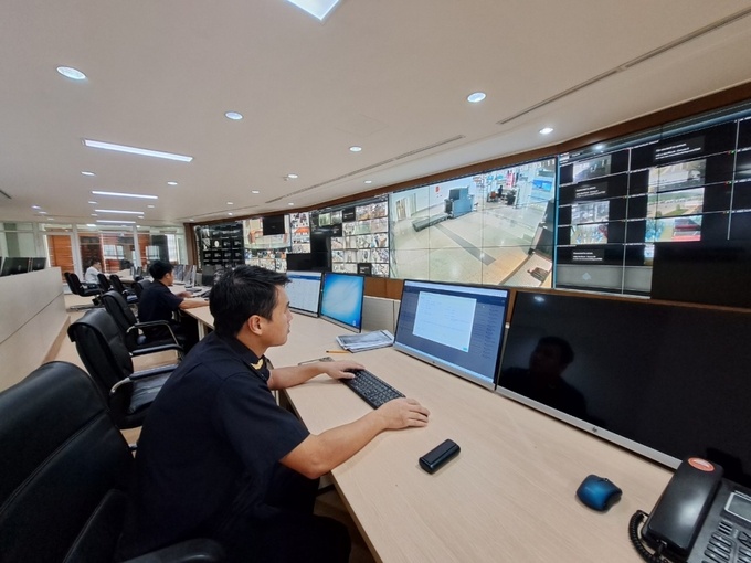 Theo quy định trực ban tại các Cục Hải quan tỉnh, liên tỉnh, thành phố có bộ phận giám sát trực tuyến đã được trang bị phòng quan sát camera.