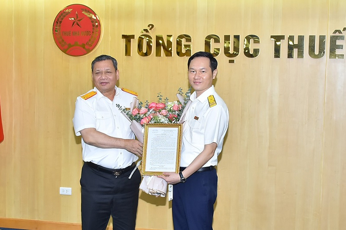 Phó tổng cục trưởng Tổng cục Thuế Phi Vân Tuấn trao quyết định cho Phó cục trưởng Cục Thuế Doanh nghiệp lớn Nguyễn Tài Hải.