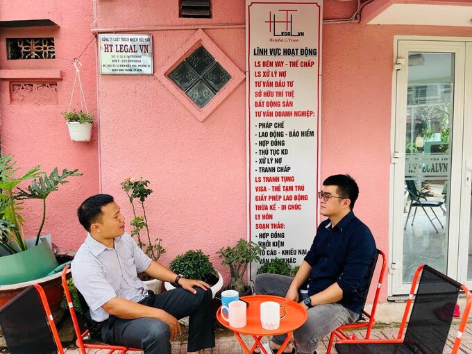 LS Nguyễn Thanh Trung (phải) trao đổi cùng PV.