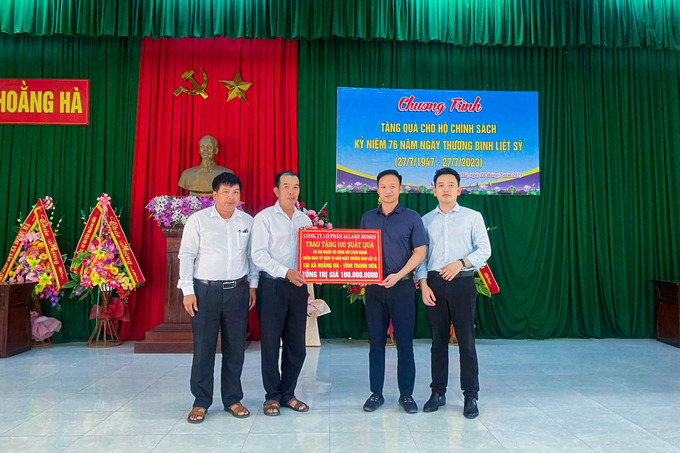 Công ty CP Aaker Việt Nam, Công ty CP Allard Home và Tổng công ty Phân bón và Hóa chất Dầu khí trao quà cho các hộ chính sách tại Hoằng Hà