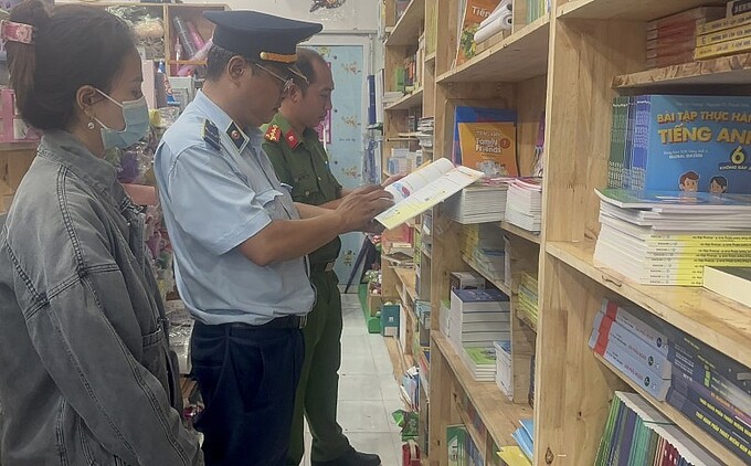 Đoàn kiểm tra phát hiện gần 3.500 quyển sách giáo khoa của Nhà xuất bản giáo dục Việt Nam có dấu hiệu làm giả.
