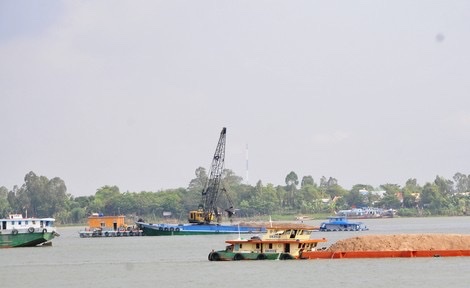 Tỉnh An Giang yêu cầu Công ty Hải Toàn phải có trách nhiệm chấm dứt mọi hoạt động khai thác cát sông tại khu mỏ trên sông Tiền.