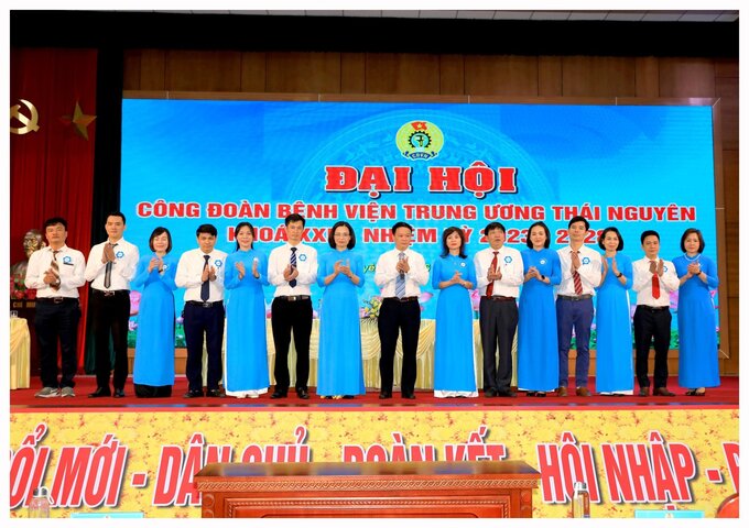 BCH Công đoàn khoá XVIII, nhiệm kỳ 2023 - 2028 gồm 15 đồng chí, đồng chí Hà Tiến Quang - Chủ tịch Công đoàn Bệnh viện khoá XVII được tín nhiệm bầu tiếp tục là Chủ tịch Công đoàn nhiệm kỳ mới.