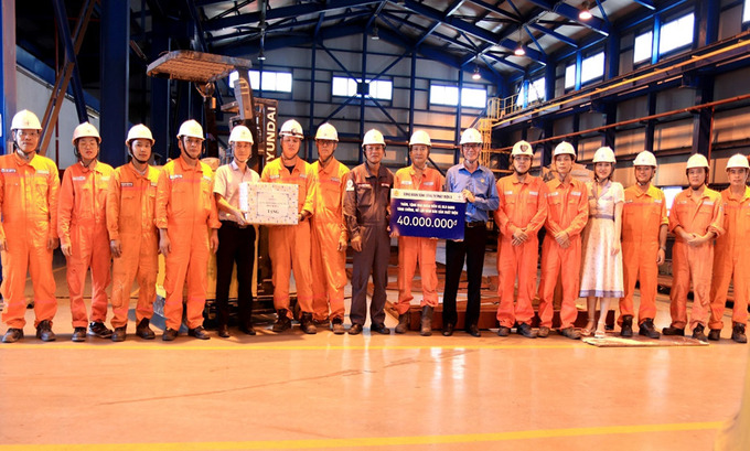 Đoàn công tác thăm hỏi, động viên và trao quà cho đoàn viên, NLĐ Phân xưởng sửa chữa Mông Dương (Công ty EPS)
