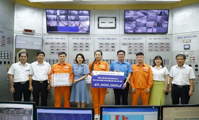 Đoàn trao quà cho NLĐ Công ty cổ phần Nhiệt điện Ninh Bình
