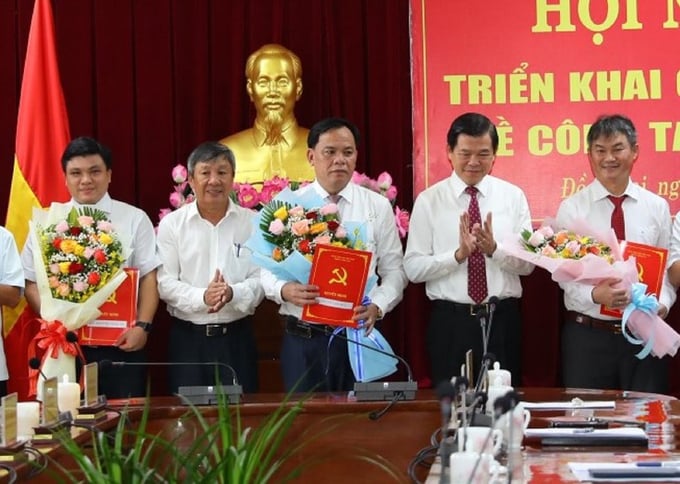 Ông Võ Tấn Đức (ở giữa) làm quyền chủ tịch UBND tỉnh Đồng Nai.