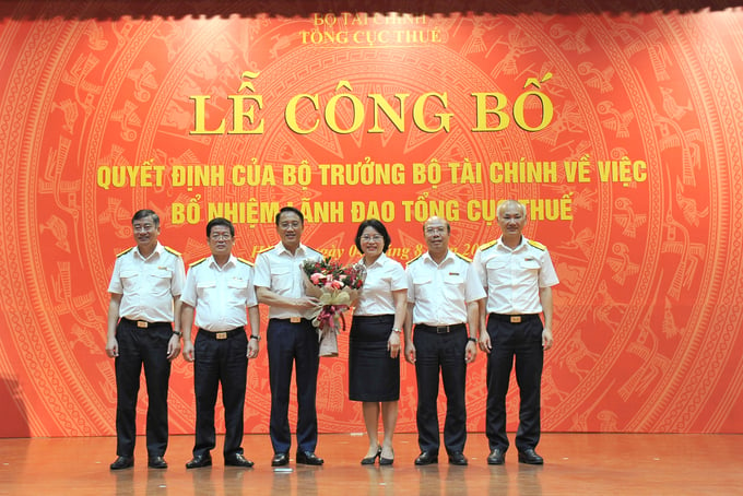 Tập thể Lãnh đạo Cục Thuế Hà Nội chúc mừng Phó tổng cục trưởng Mai Sơn.