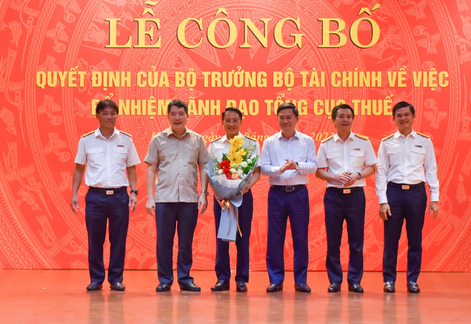 Lãnh đạo Bộ Tài chính, TP Hà Nội và Tổng cục Thuế chúc mừng Phó tổng cục trưởng Mai Sơn.