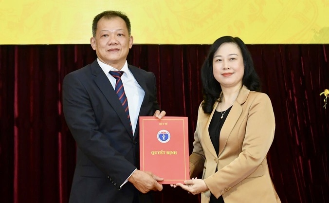 Bộ trưởng Bộ Y tế Đào Hồng Lan trao Quyết định bổ nhiệm chức danh Giám đốc Bệnh viện Hữu nghị Việt Đức cho TS.BS Dương Đức Hùng.