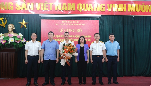 Lãnh đạo Bộ Tài chính, Thành ủy TP Hà Nội, Tổng cục Thuế tặng hoa chúc mừng.