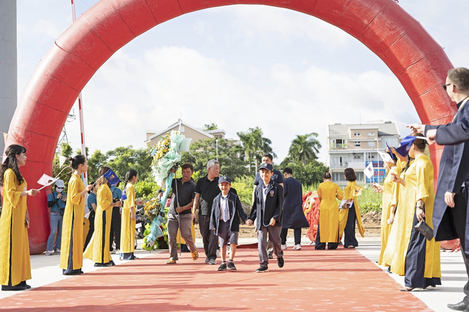 Quý thầy cô trường Victoria School chào đón phụ huynh và học sinh tham dự lễ khánh thành.