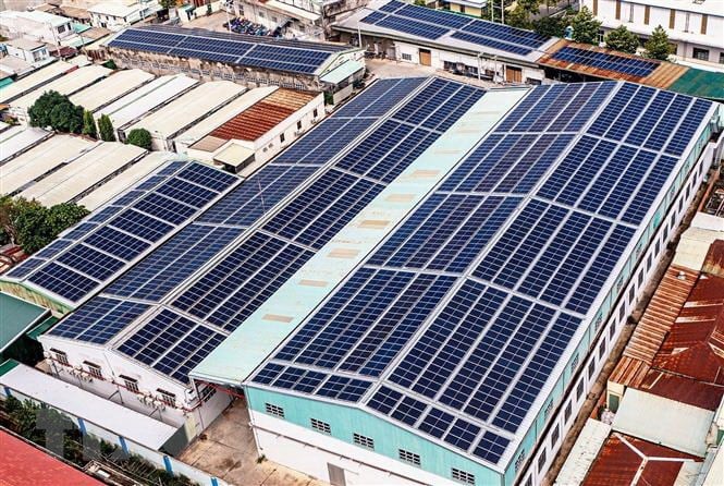 Hộ kinh doanh sản xuất điện mặt trời mái nhà có hợp đồng bán điện cho công ty điện lực thì nộp thuế theo phương pháp kê khai.