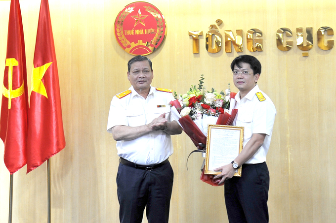 Phó tổng cục trưởng Phi Vân Tuấn trao quyết định bổ nhiệm giữ chức Phó chánh Văn phòng, Tổng cục Thuế cho ông Nguyễn Tiến Quỳnh.