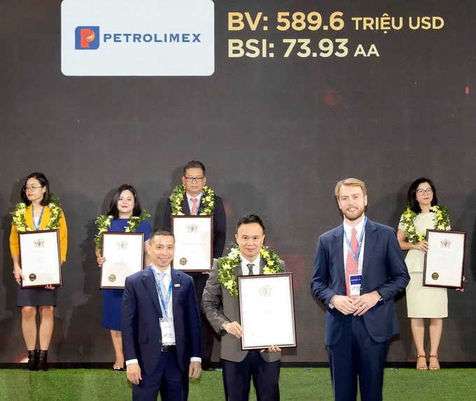 Đại diện Brand Finance trao chứng nhận “Top 100 thương hiệu giá trị nhất Việt Nam năm 2023” tới đại diện Petrolimex.