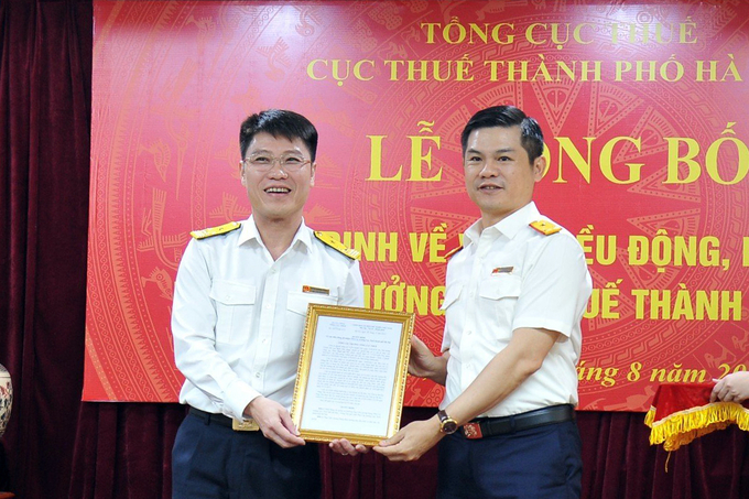 Phó tổng cục trưởng Vũ Chí Hùng trao quyết định cho ông Trần Quang Hưng.