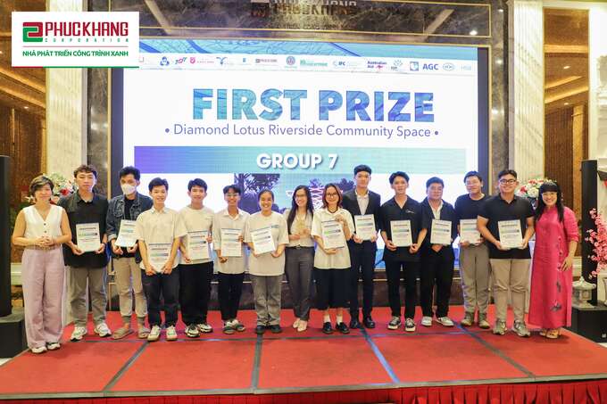 CEO Lưu Thị Thanh Mẫu (váy hồng – bìa phải) trao giải thưởng cho nhóm có tác phẩm xuất sắc nhất thực hiện đề tài: “Thiết kế một không gian sinh hoạt cộng đồng xanh cho cư dân theo hướng phát thải thấp, ứng dụng EDGE App