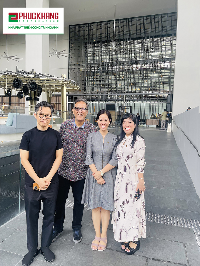CEO Lưu Thị Thanh Mẫu (váy trắng) thăm và làm việc cùng kiến trúc sư Mon Summ (thứ 1 – từ trái qua) và TS. Nirmal Kishnani (thứ 2 – từ trái)