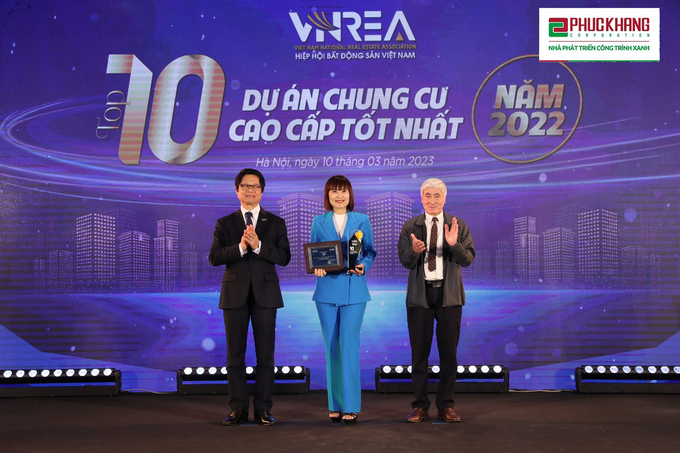 Đại diện Phuc Khang Corporation (ở giữa) nhận giải thưởng “Top 10 dự án chung cư cao cấp tốt nhất năm 2022” cho công trình xanh Diamond Lotus Riverside