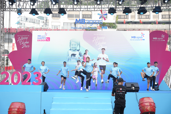 Giải chạy MB Ageas Life Happy Ekiden là giải chạy tiếp sức bán chuyên duy nhất dành cho hàng nghìn gia đình Việt