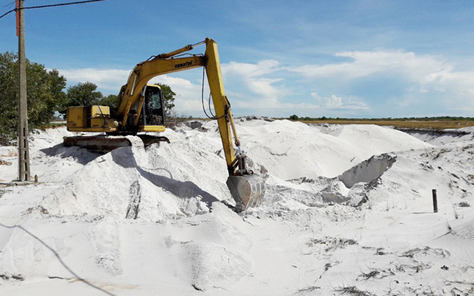 Khai thác cát trắng vượt công suất gần 20%, doanh nghiệp bị phạt 300 triệu đồng. (Ảnh minh họa)
