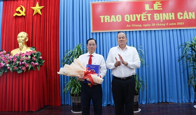 Chủ tịch UBND tỉnh An Giang Nguyễn Thanh Bình trao Quyết định và hoa chúc mừng ông Thái Minh Hiển. Ảnh CTTAG